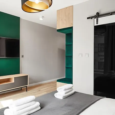 Househost :miodowa 42/4b *