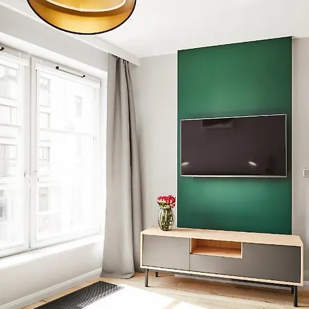 Househost :miodowa 42/4b