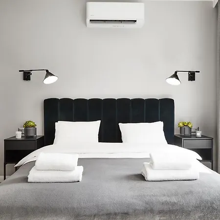 Househost :miodowa 42/4b Daire *